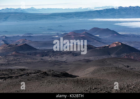 Schöne Vulkan Landschaft der Halbinsel Kamtschatka: Reihe von Schlackenkegeln und Lavafelder riss Eruptionen Tolbachik Vulkan. Russischen Fernen Osten. Stockfoto