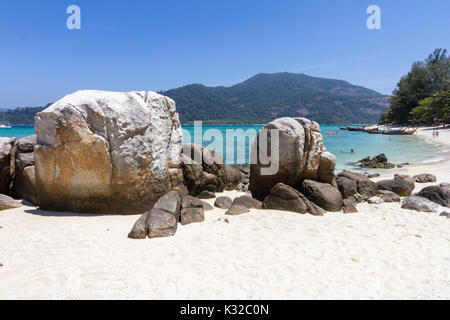 Felsen am Strand, Sunset Beach, Koh Lipe, Satun, Thailand Stockfoto