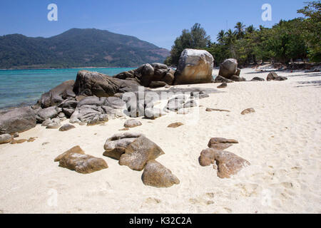 Felsen am Strand, Sunset Beach, Koh Lipe, Satun, Thailand Stockfoto