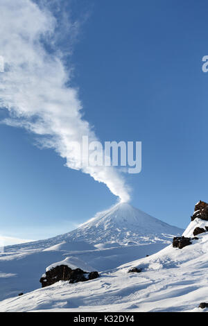 Vulkan Landschaft Kamtschatkas: Eruption aktive Vulkan Klyuchevskaya Sopka (Klyuchevskoy). Eurasien, Russischen Fernen Osten, Kamtschatka, Klyuchevsk Stockfoto