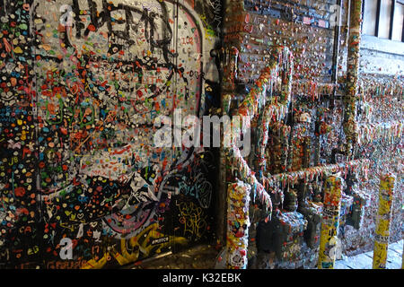 Seattle's Kaugummi Wand - Pike Place Markt seinen Anteil an ungeraden Wunder hat, und die nahe gelegenen Kaugummi Wand ist keine Ausnahme. Stockfoto