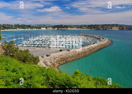 Morgat Marina in der Nähe der Batterie du Kador in der Bretagne, Frankreich Stockfoto