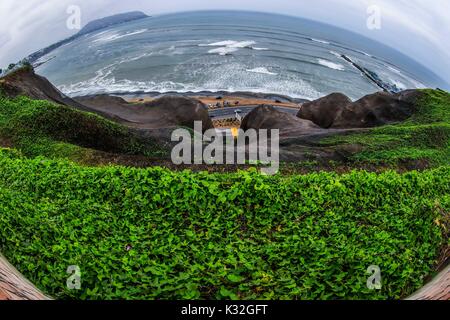 Surf, Lookout und Dock der Waikiki Strand der touristischen Zone von Miraflores in der Hauptstadt Lima in Peru. Surfer, Wellen, Meer, Ozean Meer Stockfoto