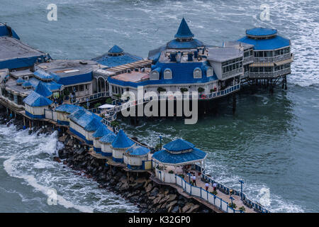 Surf, Lookout und Dock der Waikiki Strand der touristischen Zone von Miraflores in der Hauptstadt Lima in Peru. Surfer, Wellen, Meer, Ozean Meer Stockfoto