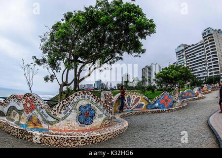 Surf, Lookout und Dock der Waikiki Strand der touristischen Zone von Miraflores in der Hauptstadt Lima in Peru. Surfer, Wellen, Meer, Ozean Meer Stockfoto