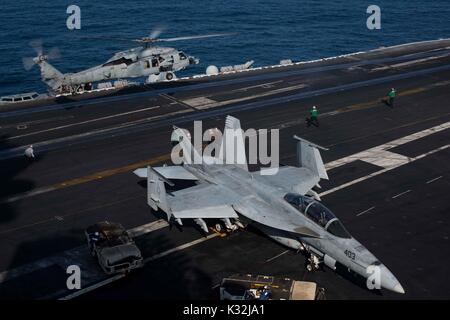 Ein MH-60S Seahawk, zu den Indianern der Hubschrauber Meer Combat Squadron (HSC) 6 zugeordnet. Stockfoto