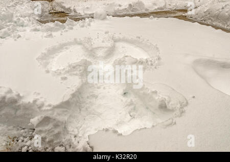 Schnee Engel von einem Erwachsenen, der sich nicht den frischen Schnee und Erinnerungen widerstehen. Stockfoto