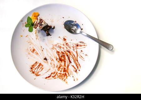 Kuchen Krümel Reste auf weissem Teller mit Löffel. Stockfoto