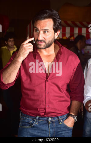 Mumbai, Indien. 31 Aug, 2017. Indische Film Darsteller Saif Ali Khan stellen während der Trailer der Film "Koch" am pvr, juhu, Mumbai Credit: Azhar Khan/Pacific Press/Alamy leben Nachrichten Stockfoto