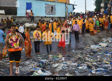 Mumbai, Indien. 31 Aug, 2017. 7. Tag Eintauchen von Lord Ganesha Festival in Versova Strand in Bombay. Credit: Azhar Khan/Pacific Press/Alamy leben Nachrichten Stockfoto