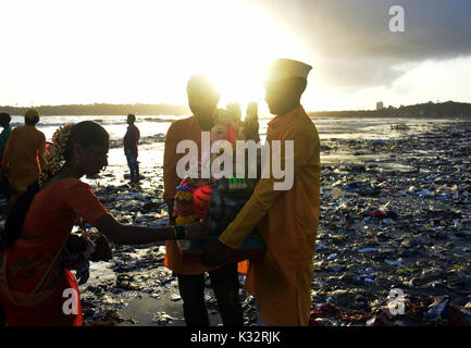 Mumbai, Indien. 31 Aug, 2017. 7. Tag Eintauchen von Lord Ganesha Festival in Versova Strand in Bombay. Credit: Azhar Khan/Pacific Press/Alamy leben Nachrichten Stockfoto