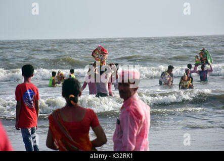 Mumbai, Indien. 31 Aug, 2017. 7. Tag Eintauchen von Lord Ganesha Festival in Versova Strand in Bombay. Credit: Azhar Khan/Pacific Press/Alamy leben Nachrichten Stockfoto