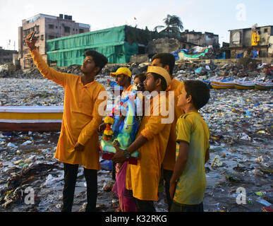 Mumbai, Indien. 31 Aug, 2017. 7. Tag Eintauchen von Lord Ganesha Festival in Versova Strand in Bombay. Credit: Azhar Khan/Pacific Press/Alamy leben Nachrichten Stockfoto