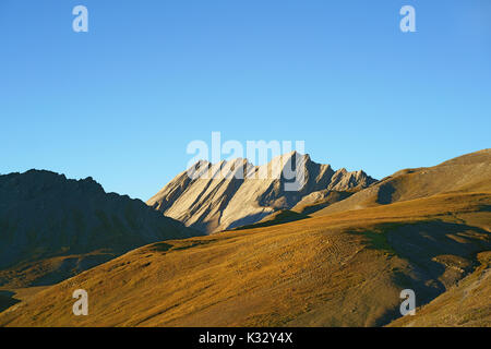 Letztes Licht des Tages auf der Crête de la taillante (Höhe: 3197m m ü.d.M.). Abriès-Ristolas, Regionalpark Queyras, Hautes-Alpes, Frankreich. Stockfoto