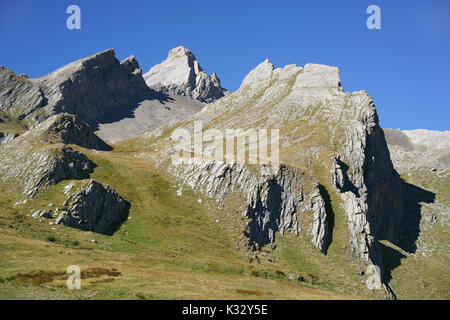 Raue Landschaft auf der italienischen Seite des Pic d'Asti (3219m Meter ü.d.M.) im Sommer. Chianale, Provinz Cuneo, Piemont, Italien. Stockfoto