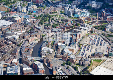 Eine Luftaufnahme von Leeds City Centre, Riverside Bereich um die Corn Exchange & Royal Armouries, West Yorkshire, Nordengland, Großbritannien Stockfoto