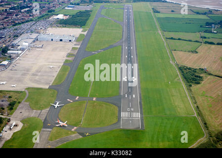 Nach unten schauen. der Start- und Landebahn am Flughafen Liverpool John Lennon, Merseyside, North West England Stockfoto