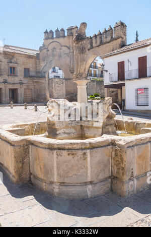 Villalar arc, Jaen Tor und Brunnen Lions, populo Square, Baeza, Jaen, Spanien Stockfoto