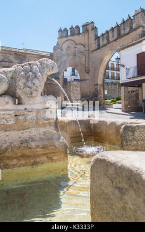 Villalar arc, Jaen Tor und Brunnen Lions, populo Square, Baeza, Jaen, Spanien Stockfoto