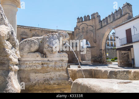 Villalar arc, Jaen Tor und Brunnen Lions, populo Square, Baeza, Jaen, Spanien Stockfoto