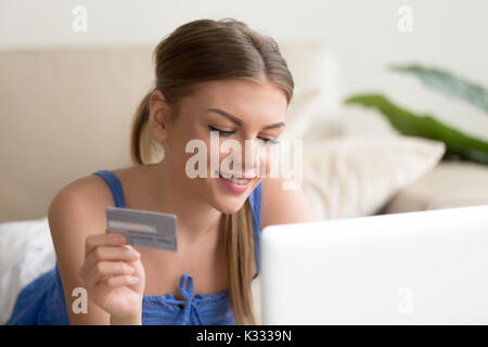 Frau mit Kreditkarte für digitale Zahlungen Stockfoto