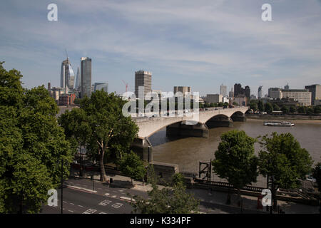 Blick auf die Themse und die Waterloo Bridge in London, England, Vereinigtes Königreich. Stockfoto