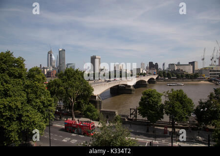 Blick auf die Themse und die Waterloo Bridge in London, England, Vereinigtes Königreich. Stockfoto