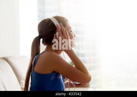 Dame in Kopfhörer Hören klassischer Musik zu Hause Stockfoto