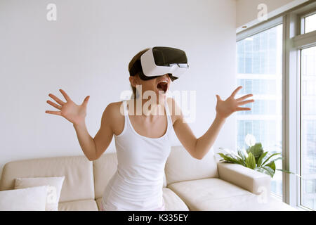 Aufgeregt Frau mit VR-Brille zum ersten Mal Stockfoto