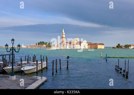 Lagune und der Basilika von San Giorgio Maggiore in Venedig, eine berühmte Stadt im Nordosten Italien und die Hauptstadt der Region Venetien. Die Lagune und ein Teil Stockfoto