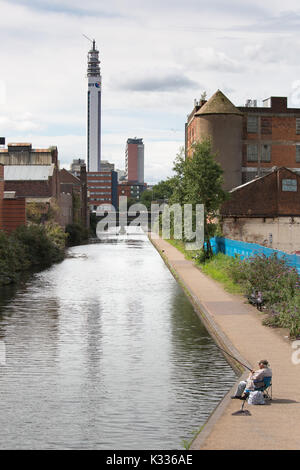 Ein Fischer die Fischerei auf dem Birmingham Fazeley Canal im Zentrum von Birmingham Stockfoto