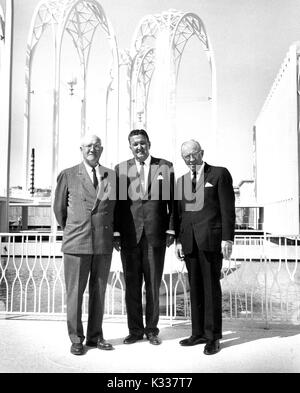 Gruppenfoto von der Johns Hopkins University Präsident Milton S. Eisenhower (rechts), sein Bruder Edgar N. Eisenhower (Mitte) und Seattle Rechtsanwalt und öffentliche Figur Joseph Edward Gandy (links) stand vor der Bögen und ein Brunnen an der Weltausstellung 1962 in Seattle, 1962. Stockfoto