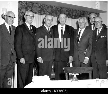 Ständige Gruppe Portrait von (von links nach rechts) die Kongressabgeordneten Harold Ostertag, Geschäftsmann und Kongressabgeordnete James Auchincloss, Präsident der Johns Hopkins University Milton S. Eisenhower, Kongressabgeordnete John Crane Kunkel, Kongressabgeordneter Charles Jonas, porträtmaler Bjorn Egeli, und Lewis Breuninger, Vorsitzender der Republikanischen Finanzausschuss des District of Columbia, 1966. Stockfoto