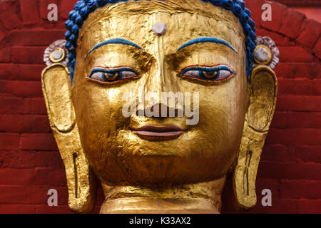 Golden Buddha Statue am Swayambunath Tempel, Kathmandu, Nepal Stockfoto