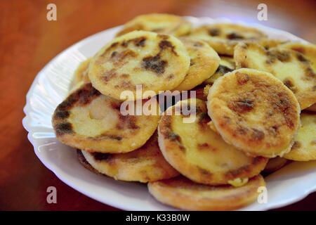 Haufen Kartoffeln geröstet Pfannkuchen auf einer weißen Platte. Stockfoto