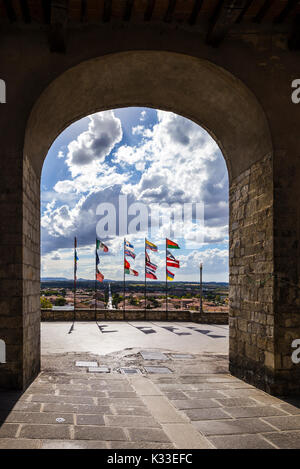 Blick auf den Eingang der Stadt Peschiera del Garda in Italien. Stockfoto