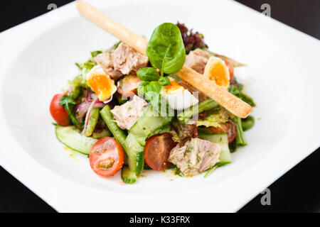 Salat Nicoise mit Thunfisch Stockfoto