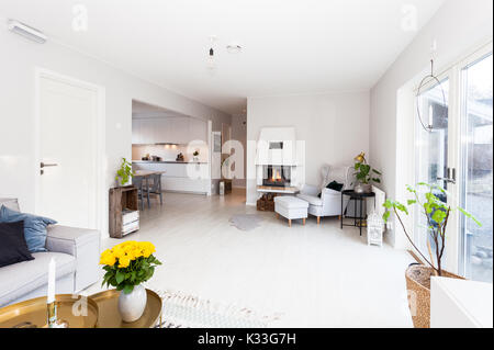 Schickes Wohnzimmer skandinavisches Design leuchten Kamin und ... Schickes Wohnzimmer skandinavisches Design leuchten Kamin und ...