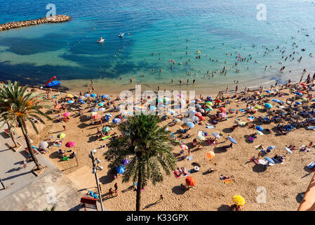 Torrevieja, Spanien - 10. Juli 2017: Küste von Playa del Cura in Torrevieja Stadt im Sommer. Costa Blanca. Spanien Stockfoto