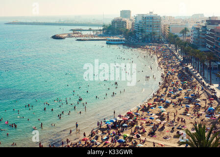 Torrevieja, Spanien - 10. Juli 2017: Küste von Playa del Cura in Torrevieja Stadt im Sommer. Costa Blanca. Spanien Stockfoto
