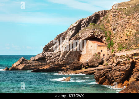 Ermita de Santa Justa in Kantabrien, Spanien, am Meer. Stockfoto