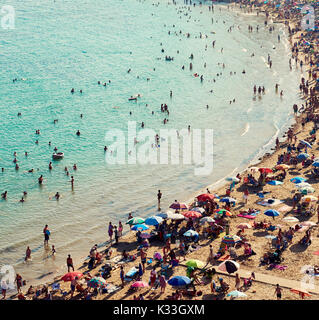 Torrevieja, Spanien - 10. Juli 2017: Küste von Playa del Cura in Torrevieja Stadt im Sommer. Costa Blanca. Spanien Stockfoto