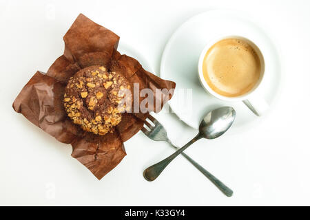 Chocolate Muffin mit Kaffee, Overhead shot auf Weiß Stockfoto