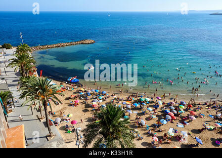 Torrevieja, Spanien - 10. Juli 2017: Küste von Playa del Cura in Torrevieja Stadt im Sommer. Costa Blanca. Spanien Stockfoto