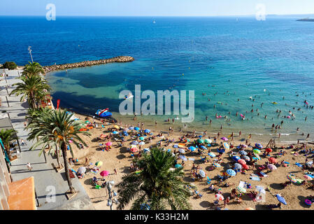 Torrevieja, Spanien - 10. Juli 2017: Küste von Playa del Cura in Torrevieja Stadt im Sommer. Costa Blanca. Spanien Stockfoto