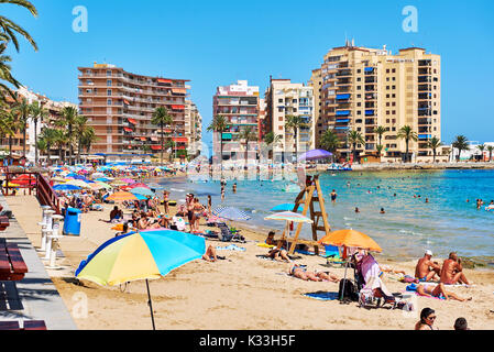 Torrevieja, Spanien - 10. Juli 2017: Küste von Playa del Cura in Torrevieja Stadt im Sommer. Costa Blanca. Spanien Stockfoto
