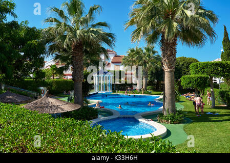Torrevieja, Spanien - Juli 10, 2017: die Menschen genießen den Sommer Schwimmen im Pool. Typische spanische Urbanisierung. Costa Blanca. Spanien Stockfoto