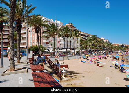 Torrevieja, Spanien - 10. Juli 2017: Promenade in der Nähe des Playa del Cura in Torrevieja Stadt im Sommer. Costa Blanca. Spanien Stockfoto