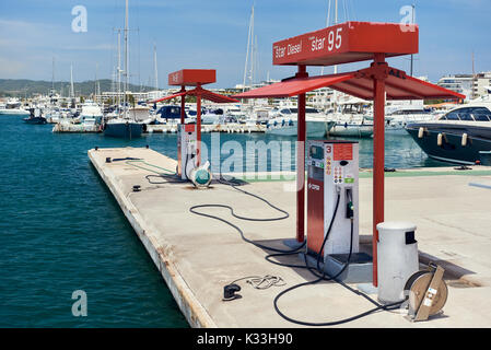 Ibiza, Spanien - 10. Juni 2017: Floating CEPSA-Tankstelle in Ibiza. Spanisch multinationalen Öl- und Gasunternehmen, Cepsa im Jahre 1929 gegründet wurde. Balearen Isl Stockfoto