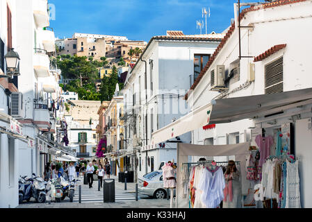 Ibiza, Spanien - 10. Juni 2017: Touristen zu Fuß in den charmanten weissen Gasse in der Altstadt von Ibiza-Stadt entfernt. Balearen. Spanien Stockfoto